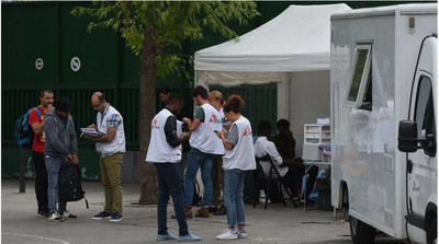 MSF propose des consultations via une clinique mobile à Paris. Crédit : Mehdi Chebil pour InfoMigrants
