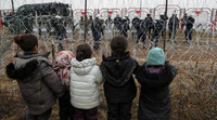 Des enfants près de la frontière entre la Biélorussie et la Pologne. Crédit : Reuters