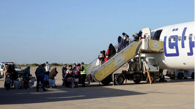 Des migrants partant vers le Niger via un vol organisé par l'OIM à l'aéroport de Misrata, en Libye, le 3 novembre 2021. Crédit : Reuters