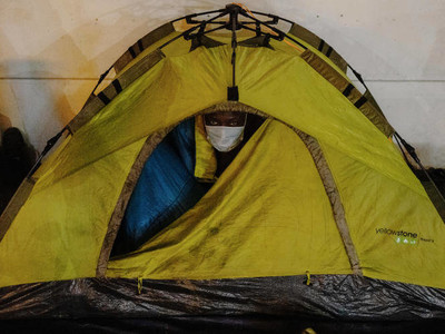 A l’intérieur d’un camp de migrants sur le parking d’une zone commerciale près de Calais (Pas-de-Calais), le 30 décembre 2020. AIMÉE THIRION POUR « LE MONDE »