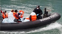 Des garde-côtes amènent des migrants dans le port de Douvres, le 7 septembre 2020. Crédit : Reuters