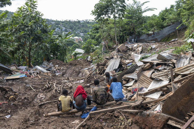 Des enfants dans les ruines du quartier Jamaïque, après la destruction de leur bidonville par les autorités, à Koungou (Mayotte), le 8 mars 2021. ELLA LOU POUR « LE MONDE »