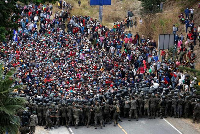 Une caravane de migrants honduriens stoppés par des soldats guatémaltèques, à Vado Hondo, le 17 janvier. LUIS ECHEVERRIA / REUTERS