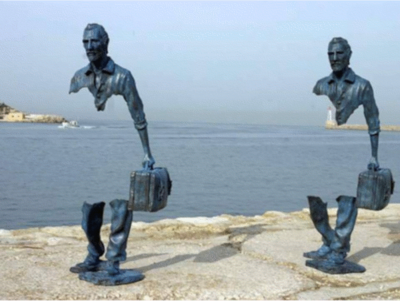 Statues de "voyageurs" de Bruno Catalano dans le cadre de « Marseille, capitale de la culture » en 2009.