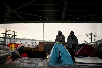 Des occupants du campement évacué jeudi 17 novembre par les forces de l’ordre dans le nord de Paris attendent d’embarquer à bord des cars qui doivent les conduire dans des centres d’hébergement. CHRISTOPHE ARCHAMBAULT / AFP