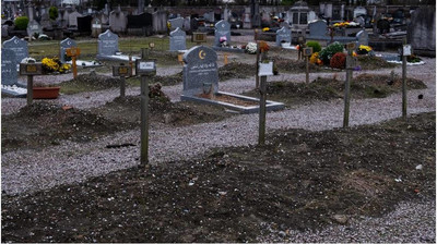 Dans le carré musulman du cimetière nord de Calais, plusieurs sépultures ne sont identifiées que par un numéro. Crédit : François-Damien Bourgery