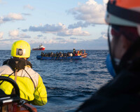 Les équipes de SOS Méditerranée secourent 84 personnes d’un canot pneumatique dans les eaux internationales au large de la Libye, le 14 février 2023. NISSIM GASTELI
