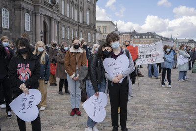Manifestation devant le Parlement danois contre la décision du gouvernement danois de révoquer les visas des Syriens au Danemark, à Copenhague le 21 avril 2021. CHARLOTTE DE LA FUENTE POUR « LE MONDE