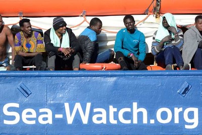 Des migrants se reposent à bord du « Sea Watch 3 », au large des côtes italiennes, le 27 janvier. GUGLIELMO MANGIAPANE / REUTERS