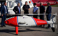 Boris Johnson regarde un drone utilisé par les garde-côtes pour la surveillance et le sauvetage des migrants, à l’aéroport de Lydd (Royaume-Uni), le 14 avril 2022. MATT DUNHAM / AFP