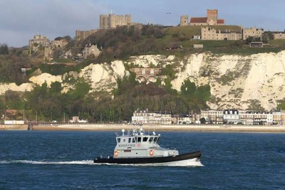 Un navire de la police aux frontières quitte le port de Douvres, en Angleterre, mercredi 2 janvier. Gareth Fuller / AP