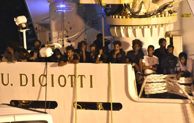 Les migrants du « Diciotti », navire des gardes-côtes italiens, attendent leur débarquement dans le port de Catane, le 25 août. ORIETTA SCARDINO / AP