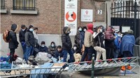 Des demandeurs d'asile font la queue devant le centre d'accueil du Petit Château à Bruxelles, le 7 décembre 2021. Crédit : Médecins du monde Belgique