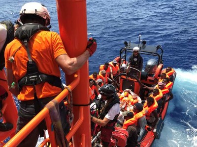 Environ 170 personnes, toutes originaires d’Afrique subsaharienne, se trouvent désormais à bord de l’« Ocean Viking », qui a quitté Marseille dimanche 4 août. ANNE CHAON / AFP