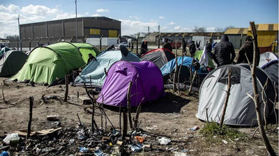 Un camp de migrants à Calais, en mars 2020. (SEBASTIEN COURDJI / EPA)