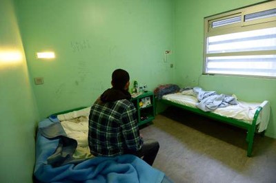 Dans le centre de rétention administrative du Canet, à Marseille. ANNE-CHRISTINE POUJOULAT / AFP