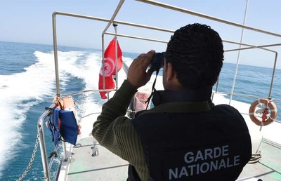 Un bateau de la garde nationale tunisienne patrouille en mer Méditerranée, au large de Zarzis, en mai 2015. FETHI BELAID / AFP