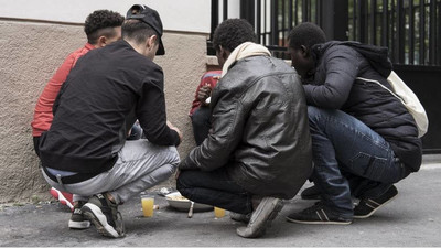 Des jeunes mineurs isolés étrangers se retrouvent parfois à la rue sans logement ni nourriture. Crédit : RFI