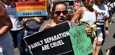  Manifestation, en juin 2018, à Washington, pour exiger la fin de la séparation des enfants migrants de leurs parents. (NICHOLAS KAMM / AFP) 