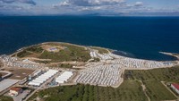 Cette photographie prise le 30 mars 2021 montre une vue aérienne du camp de réfugiés de Kara Tepe ou Mavrovouni à Mytilène, sur l'île de Lesbos. Crédit : AFP