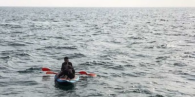Trois migrants tentent de rejoindre l’Angleterre par la Manche à bord d’un canoé, le 4 août 2018, avant d’être secourus par les sauveteurs en mer (SNSM). STR / AFP