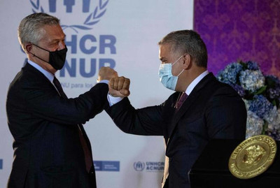 Le président colombien, Ivan Duque (à droite), accueille le haut-commissaire des Nations unies pour les réfugiés, l’Italien Filippo Grandi (à gauche), à Bogota le 8 février. JUAN BARRETO / AFP