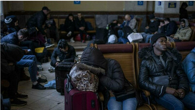Des Ukrainiens et des résidents étrangers attendent des trains à la gare de Lviv pour fuir l'Ukraine, le 28 février 2022. Quelques semaines plus tard, des étudiants étrangers rencontrent des difficultés administratives pour pouvoir poursuivre leurs études et leur vie en France. Crédit : AP
