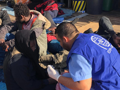 Photo OIM Lybie - Des migrants qui ont été renvoyés sur les côtes en Libye après avoir tenté de traverser la mer Méditerranée vers l'Europe sont aidés par des travailleurs humanitaires de l'OIM (archive)