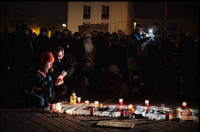 Calais, le 25 novembre 2021. Des habitants de la ville et des exilés sont réunis pour rendre hommage aux 27 personnes qui ont perdu la vie lors du naufrage de leur embarcation la veille. © Photo Marie Magnin / Hans Lucas via AFP