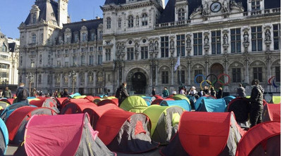 L'opération, organisée par l'association Utopia56, a rassemblé près de 250 personnes sur le parvis de l'hôtel de ville, à Paris, le 28 octobre 2021. Crédit : InfoMigrants