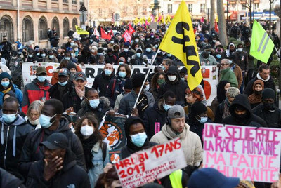 Des manifestants défilent en faveur de la régularisation des sans-papiers, dans le cadre d’un mouvement « antiracisme et solidarité », le jour de la Journée internationale des migrants, à Paris, le 18 décembre 2021. ALAIN JOCARD / AFP