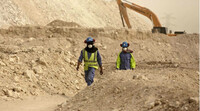  Deux travailleurs migrants au Qatar sur le chantier du stade Al-Wakra (photo prise lors d'un évènement presse). © Maya Alleruzzo, AP 