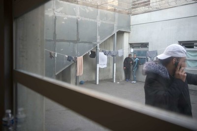 Centre de rétention administrative du Canet, Marseille, en novembre 2017. BERTRAND LANGLOIS / AFP