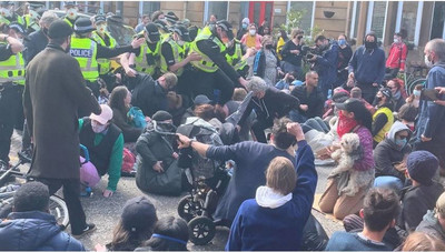 Plus de 200 personnes se sont mobilisées jeudi à Glasgow, en Écosse, pour réclamer la libération de deux étrangers, interpellés quelques heures plus tôt par la police, en vue de leur expulsion. Crédit : Reuters 