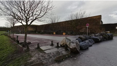 La mairie, sur ordre de l'État, a installé des rochers au Fort Nieulay, à Calais. Crédit : La cabane juridique