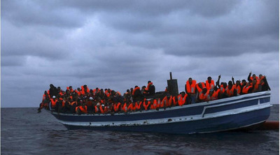 Un bateau de migrants en mer Méditerranée en 2017. Crédit : Reuters