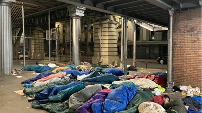 Des migrants dorment sous le métro de la station Stalingrad, dans le nord-est de Paris (archives). Crédit : Utopia 56