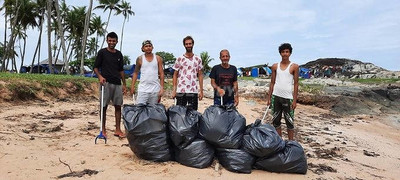 Cinq migrants qui occupent actuellement la Pointe Buzaré ont décidé de prêter main forte à Wen Judes de Guyane Plages Propres - Wen Judes 