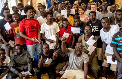 Le 3 août 2018, 41 Soudanais, accueillis à Lille à la mi-juillet, recoivent leur statut officiel de réfugié à l’Hôtel de ville. PHILIPPE HUGUEN/AFP