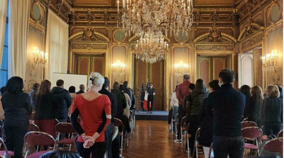 Le sous-préfet à la relance des Bouches-du-Rhône anime la cérémonie d'accueil des nouveaux Français, le 19 novembre 2021, dans les salons d'honneur de la préfecture de Marseille. Crédit : RFI / Aurore Lartigue 