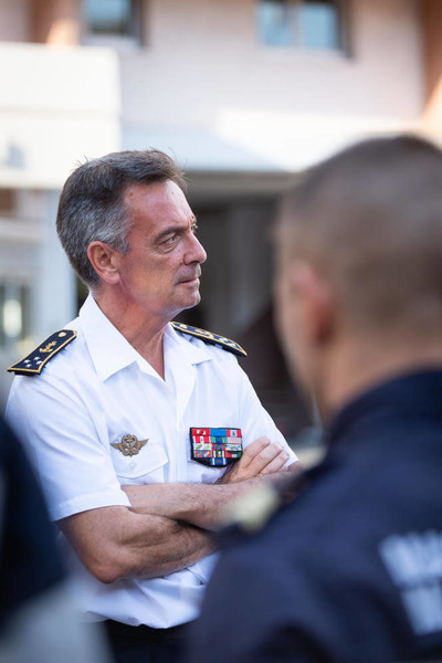Le vice-amiral d’escadre Laurent Isnard échange avec les marins-pompiers de Marseille, le 19 septembre 2019. FABIEN EUSTACHE