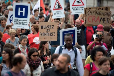 Des participants à la première édition de la marche solidaire pour les migrants, lors du passage à Paris le 17 juin 2018. THOMAS SAMSON / AFP