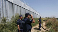 Des policiers patrouillent le long du mur construit à la frontière gréco-turque, dans la région de l'Evros, le 22 août 2021.Crédit : EPA