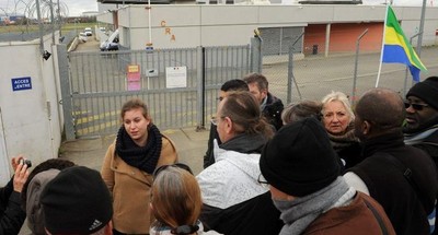 Mathilde Panot, au centre, devant le CRA. La députée de la France insoumise a rencontré, hier, Joseph et ses soutiens/ Photo DDM, P. C. 