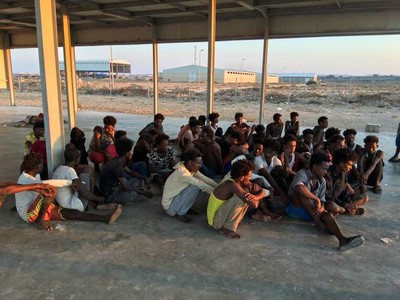 Des rescapés de la pire tragédie en Méditerranée cette année. Plus de 110 migrants sont portés disparus, au large de la Libye, le 25 juillet. HAZEM AHMED / AP