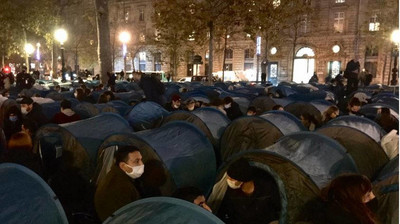 Le campement de migrants brièvement installé place de la République, à Paris, lundi 23 novembre. Crédit : Utopia 56