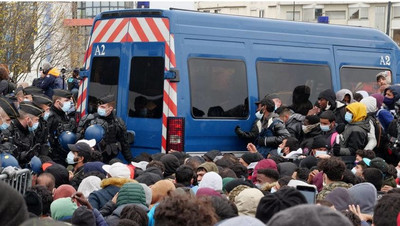 Des policiers et une foule de migrants lors de l'évacuation du campement de Saint-Denis, le 17 novembre 2020. Crédit : Reuters