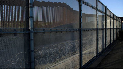 Une portion du mur frontalier entre les États-Unis et le Mexique, ici à San Ysidro, dans la ville San Diego, en Californie. Crédit : AFP