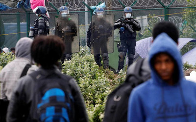 Les forces de police ont démantelé vendredi matin un campement provisoire dans la zone des Dunes de Calais.  REUTERS/Pascal Rossignol