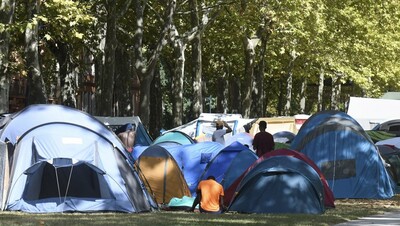 Plusieurs dizaines de tentes sur les allées Jules-Guesde, en face du palais de justice./DDM - Michel Viala